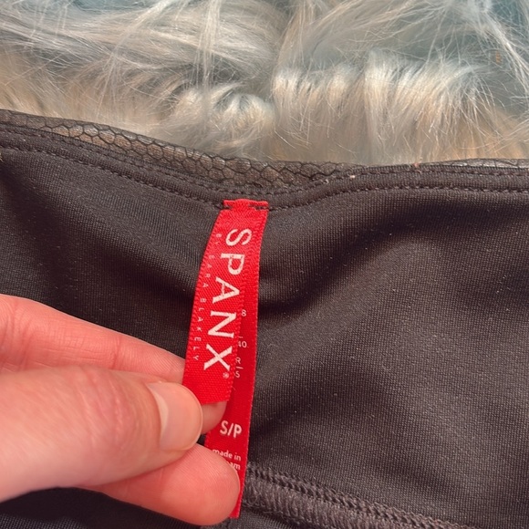 Spanx Faux Leather Pebbled High Waisted Black Leggings sz S - Picture 8 of 10